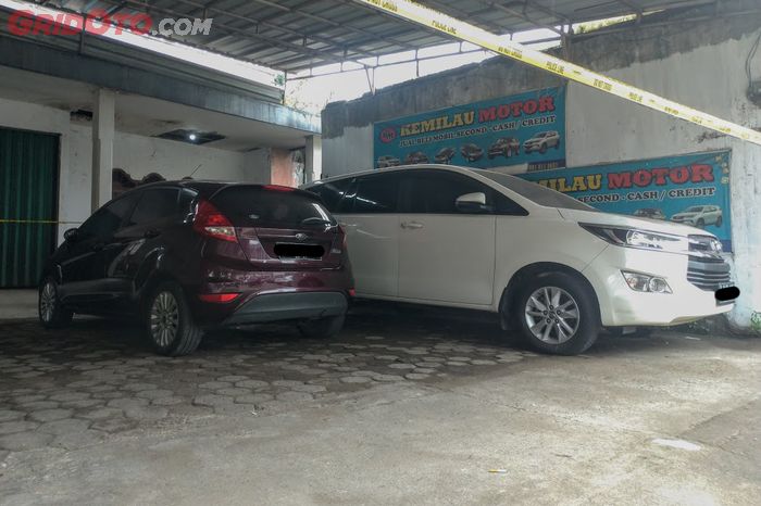 Dua mobil tersisa di showroom mobil bekas milik terduga teroris di Condet, Jakarta Timur. Ford Fiesta dan Toyota Innova Reborn.
