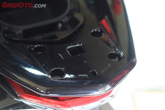 Empat buah lubang baut dudukan bracket boks belakang Honda PCX