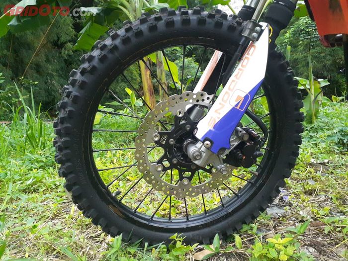 Bukan cuma ganti pelek, disc brake Kawasaki KLX150 diganti dengan ukuran yang lebih besar