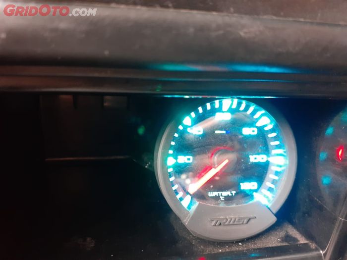 Hindari overheat suhu mesin All New Corolla bro Abu pasang indikator suhu tambahan merek G-Reddy