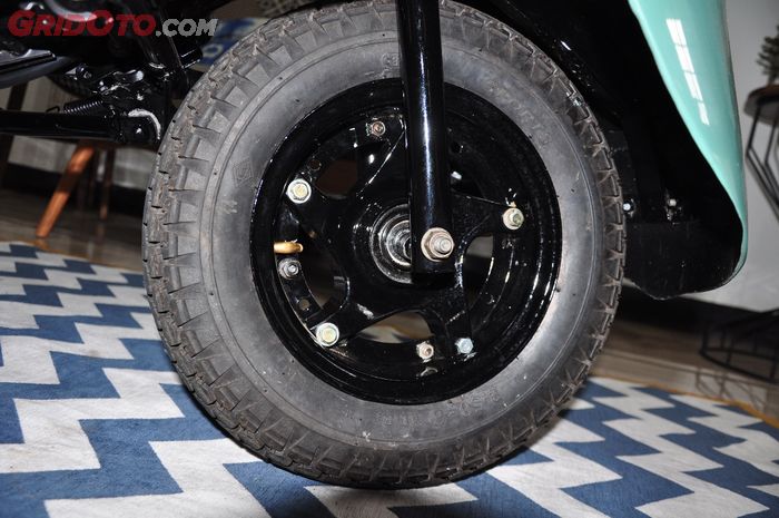 Ring atau lips pelek comot punya Vespa 2 tak dipadukan dengan tromol custom dari pelek Fino