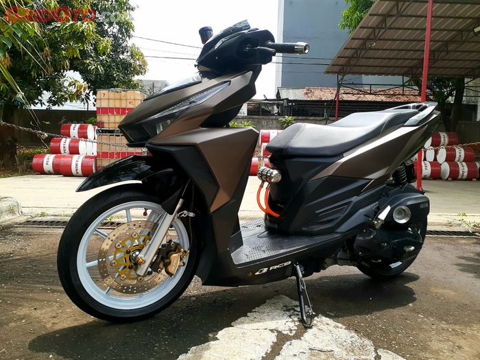 Honda Vario 125 warna body brown satin dan kaki-kaki putih