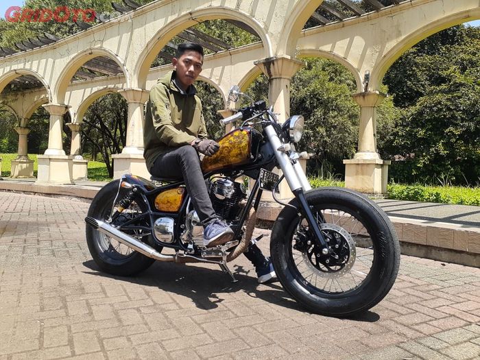 Rizal Ramdani dengan motor bobber modifikasinya