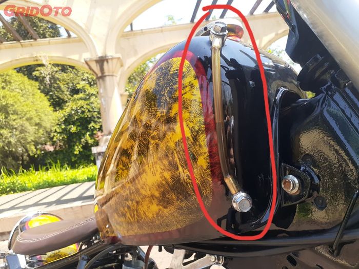 Terpasang alat rahasia pada tangki motor bobber berbasis Yamaha Scorpio