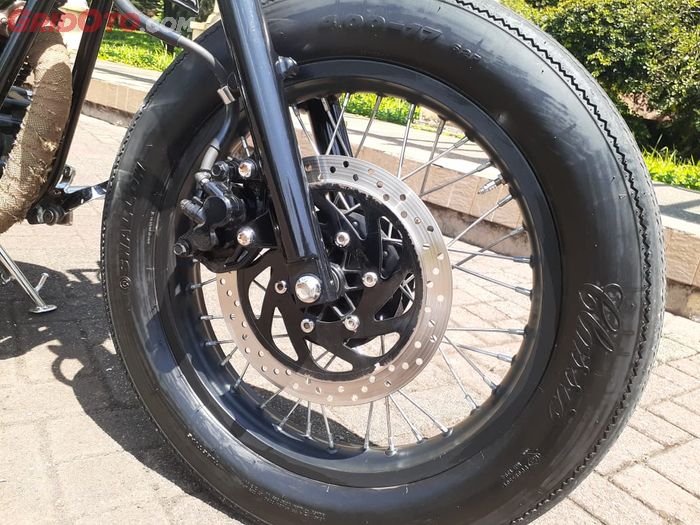 Bobber basis Yamaha Scorpio pakai pelek jari-jari ukuran ring 17 dan ring 16 dibalut ban Classic