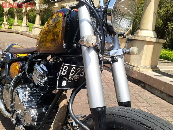 Sokbreker depan standart Yamaha Scorpio namun custom cover berdiameter lebih besar