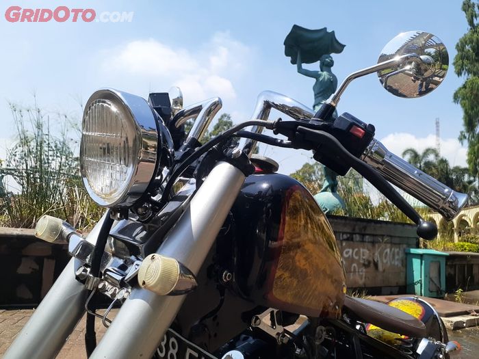 Tampak depan Yamaha Scorpio modif Bobber kece dengan setang custom dan lampu bulat aftermarket