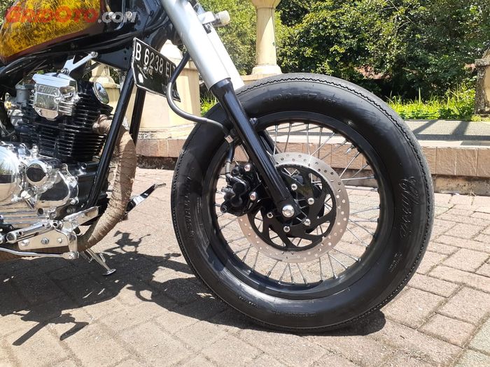 Kaki-kaki Yamaha Scorpio ala bobber tampil gahar dengan ban tebal dan warna gelap