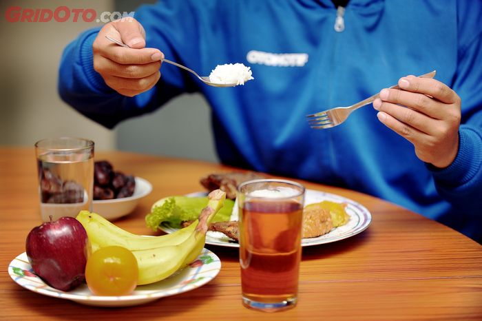 Makan makanan yang mengandung banyak air saat puasa