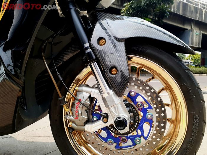Kaki-kaki depan Yamaha Lexi dibuat kece dengan sok USD KTC pelek Power Evolution gold kaliper Brembo 4pot 