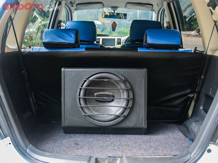 Subwoofer di bagasi