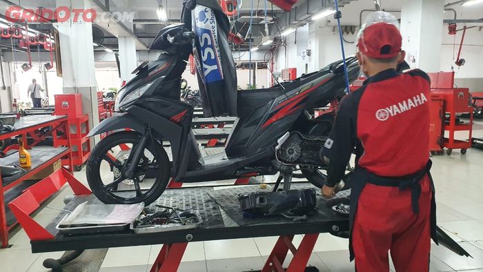 Ilustrasi servis rutin di bengkel resmi Yamaha FSS Cempaka Putih