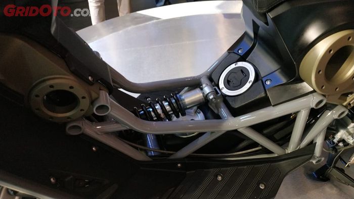 Suspensi roda depan Italjet Dragster ada di tengah dek, pas di atas tangki bensin