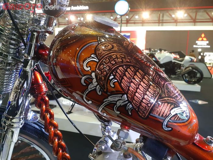 Tangki custom gahar dengan sentuhan air brush serta rangka custom mirip rambut 'kepang'