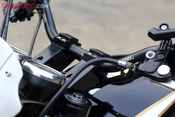 Pakai raiser custom membuat posisi setang jadi lebih mundur sesuai keinginan Andre