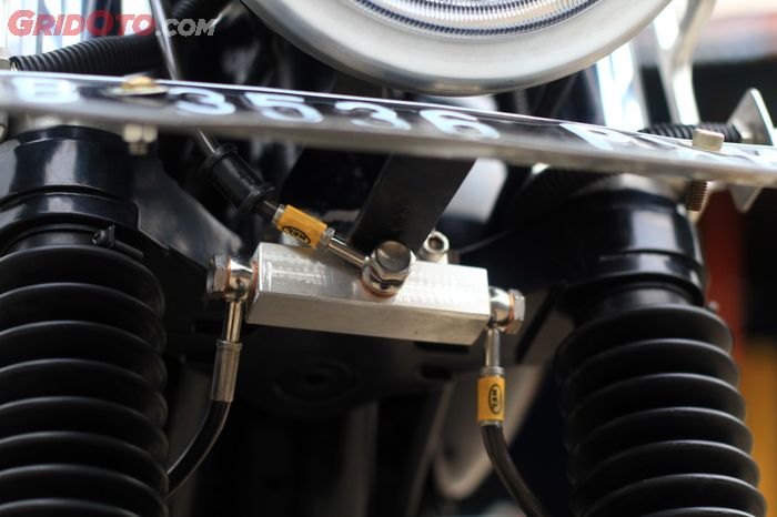 Cabang jalur minyak rem juga custom di Fat Motorsport menggunakan sebongkah aluminium mungil