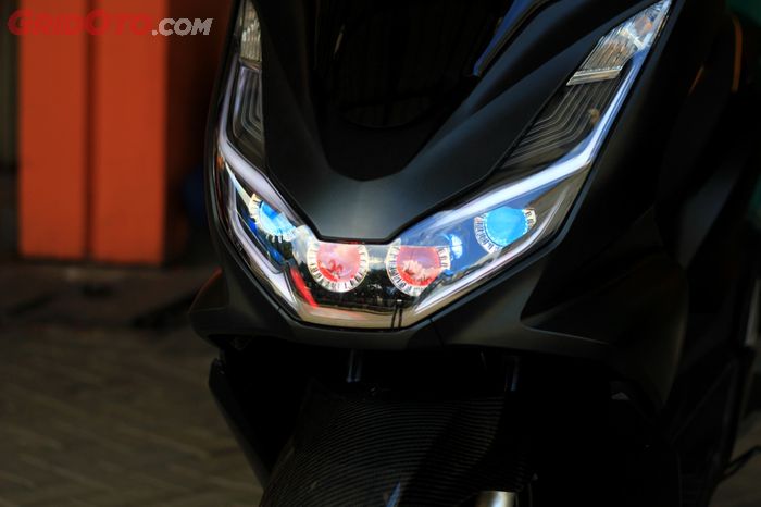 Lampu utama PCX 160 ditanam 4 buah LED projector aftermarket, bikin tampilannya makin mewah