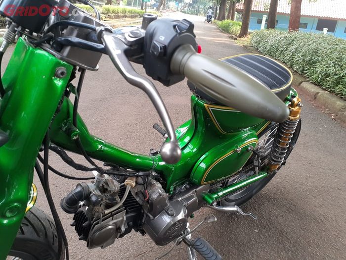 Bagian setang kiri terpasang handel kopling manual 