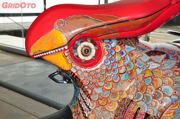 Ada motif burung garuda di bodi samping, matanya pas dengan aksen bulat di bawah jok Vespa 946