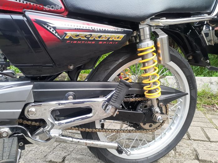 Kaki-kaki belakang Yamaha RX-King pakai sokbreker KTC tabung dan tersentuh aksen krom diberbagai bagian