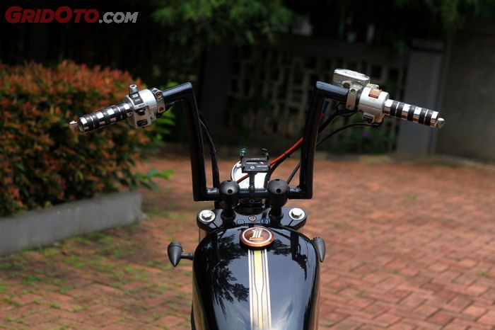Setang model ape hanger dirasa sempurna saat digunakan riding oleh Sinto