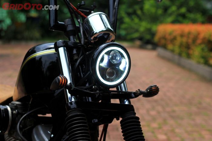 Untuk mendapatkan kesan retro modern, seluruh lampu menggunakan LED