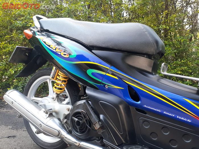 Cat masih orisinal motor Yamaha Nouvo pasang striping versi Thailand