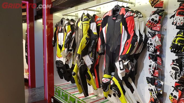 Racing suit alpinestars di showroom DeRide