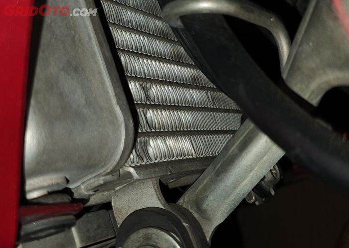 Ilustrasi kisi radiator penyok di motor