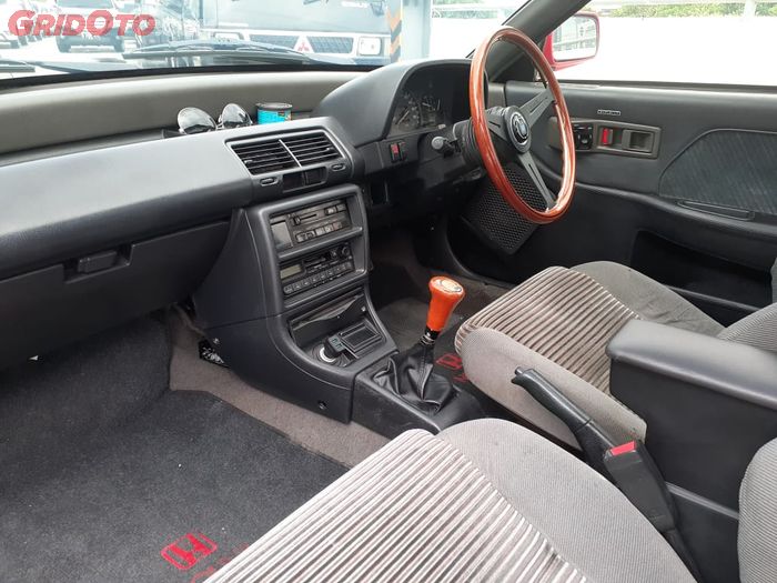 Interior Honda Civic Nouva banyak part copotan Honda Civic EF9 seperti consol AC, speedometer sampai doortrim