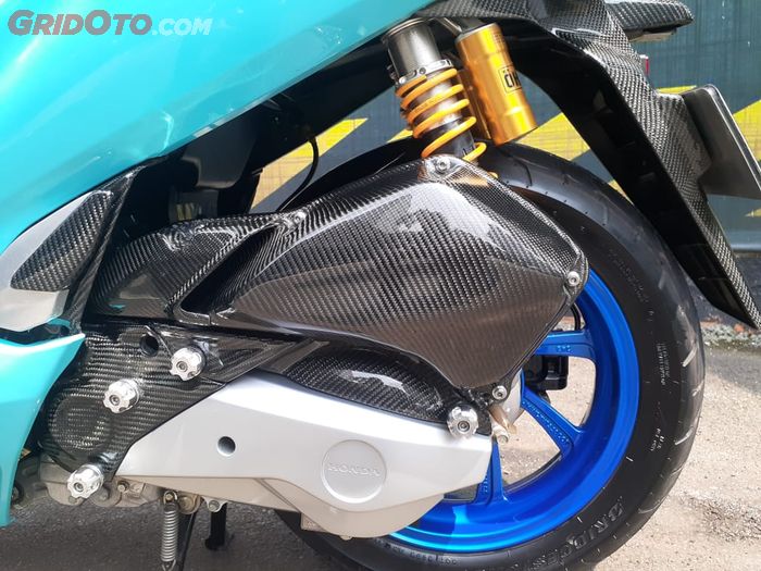 Pelek belakang Honda PCX150 berkelir biru tua dengan sokbreker Ohlins