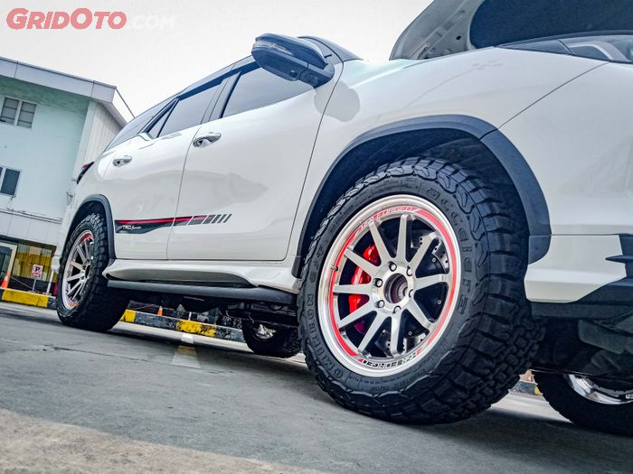 Tampilan side skirts minimalis