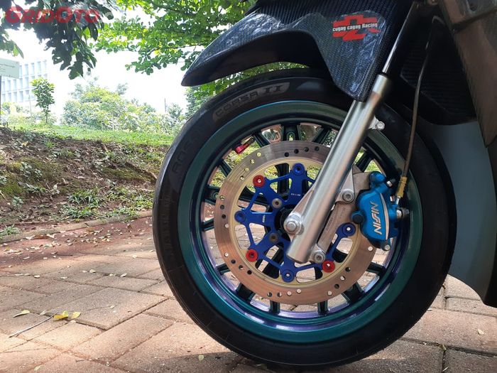 Kaki-kaki Honda Vario 150 kece dengan pelek Rotora repaint biru lembayung serta kaliper rem Nissin Samurai Blue 2pot