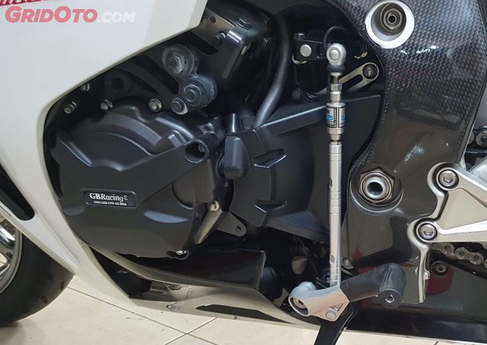 Cover engine guard GB Racing terpasang di Honda CBR600RR