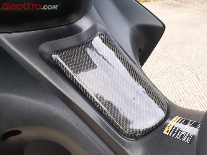 Tutup tangki Yamaha Aerox dilapis karbon kevlar