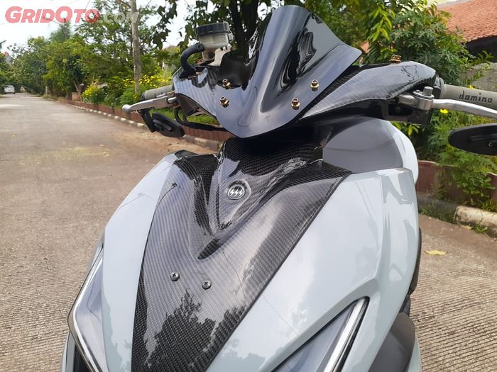 Body Yamaha Aerox berwarna nardo grey dikombo karbon kevlar