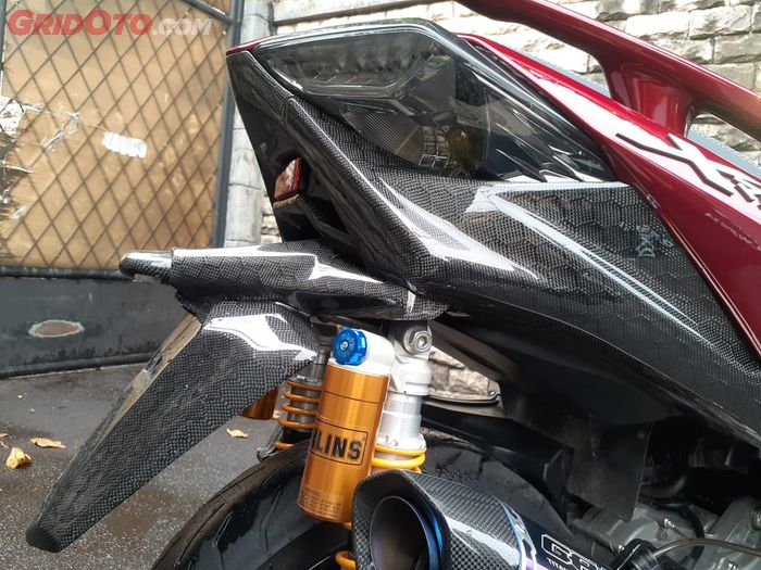 Tampilan belakang kece berkat Sokbreker belakang Yamaha XMAX pakai Ohlins dan part  karbon kevlar