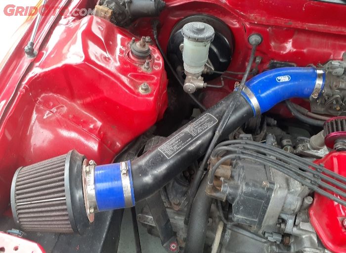 Asupan udara keruang mesin Honda Civic Nouva makin besar berkat open filter Apexi