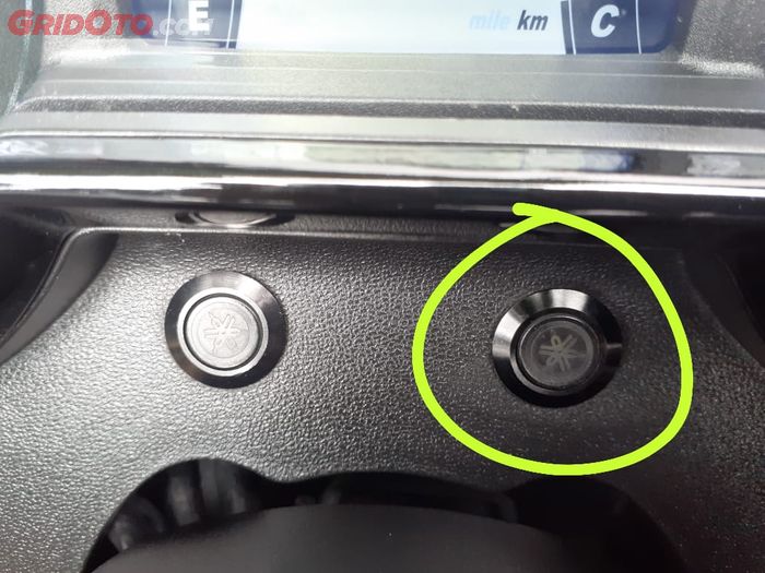 Cukup tekan tombol custom pada speedometer lampu Sukhoi Yamaha XMAX langsung menyala