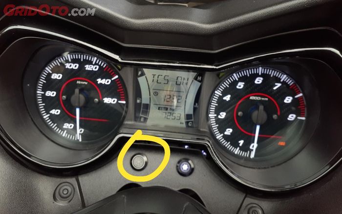 Tombol custom pada speedometer Yamaha XMAX yang berfungsi sebagai on off pengisian kompresor angin