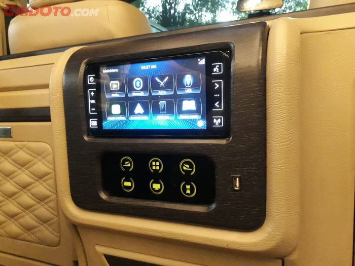 Head unit dan konsol layar sentuh untuk mengatur sistem infotainment kabin belakang