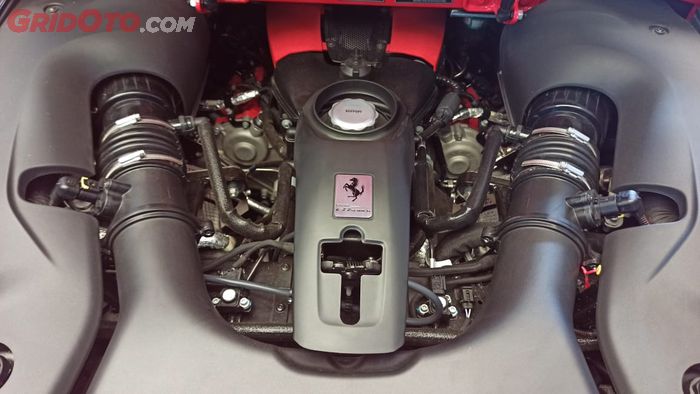 Bobot mesin Ferrari F8 Spider lebih ringan 18 kg dari 488 GTB