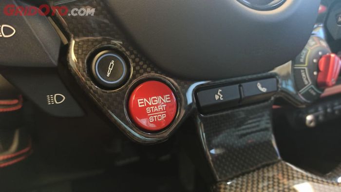 Setir Ferrari F8 Spider banyak tombol pengaturan