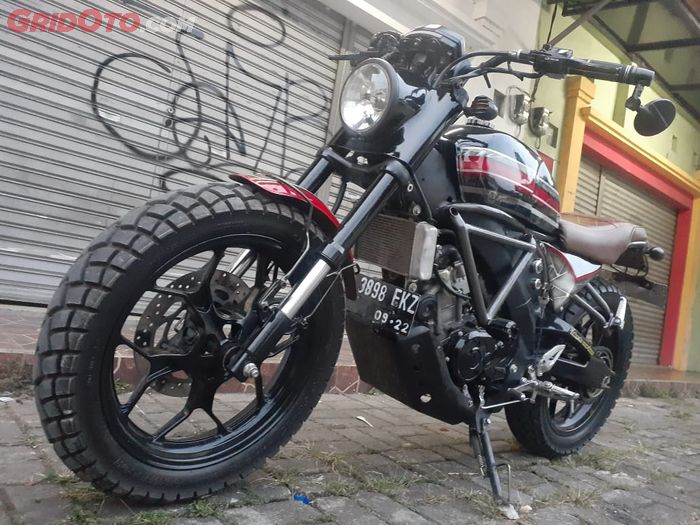 Yamaha Xabre modif bergaya tracker custom apik hasilnya tampil garang.