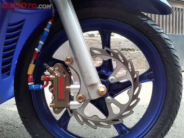 Kaki-kaki Yamaha Mio upgrade pengereman pakai kaliper rem Brembo 4pot selang rem dan staubley Swit dan repaint pelek biru