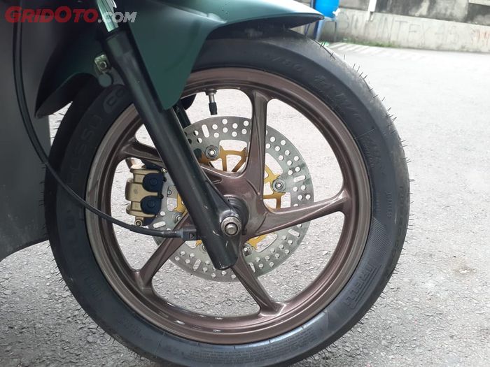 Pelek orisinal Honda BeAT repaint bronze metalik dibalut ban Pirelli Diablo Rosso 90/80/14