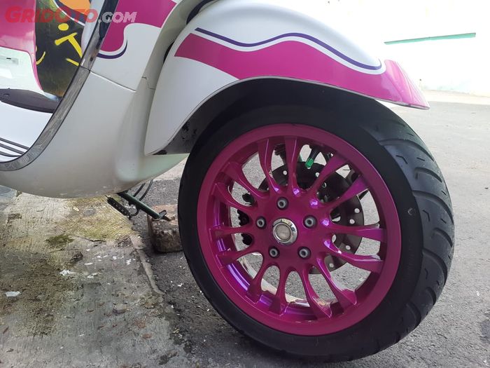 Agar makin unik kaki-kaki Vespa Sprint 150 repaint pelek menjadi pink
