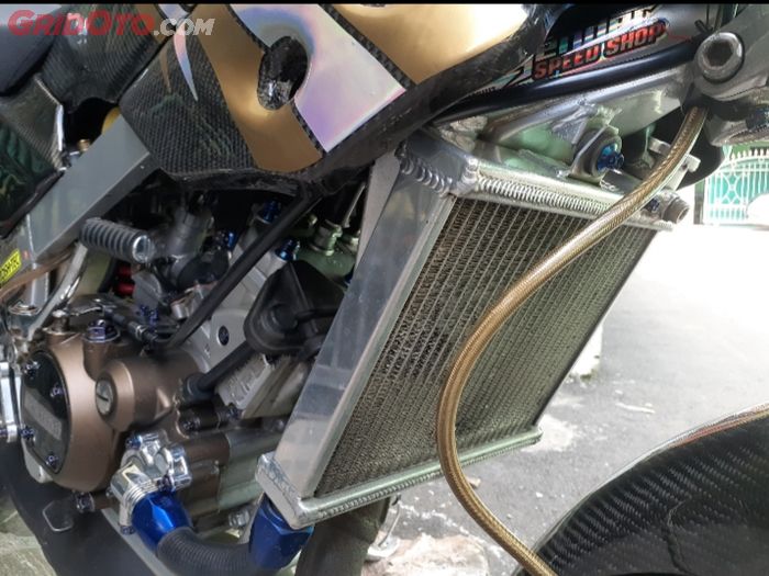 Radiator SPAC terpasang menggantikan  radiator orisinal Kawasaki Ninja R 
