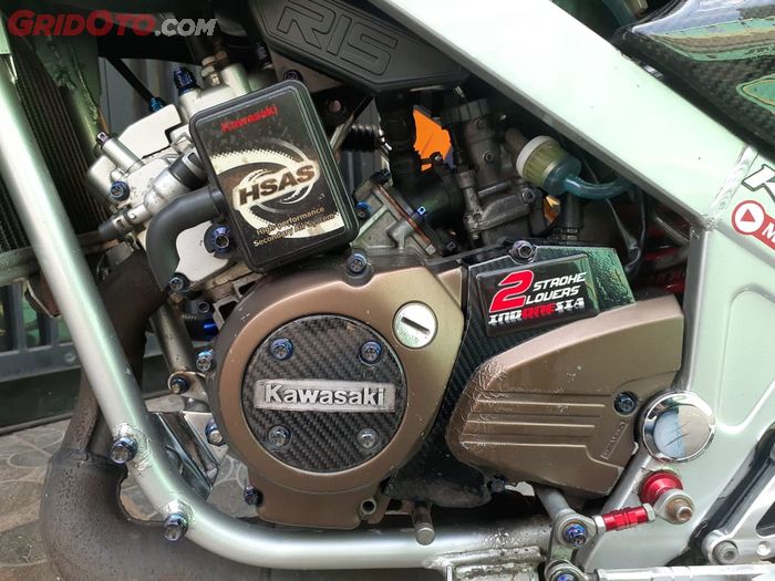 Mesin Kawasaki Ninja R ini kena oprekan porting polish per dan kampas kopling serta custom jeroan karburator