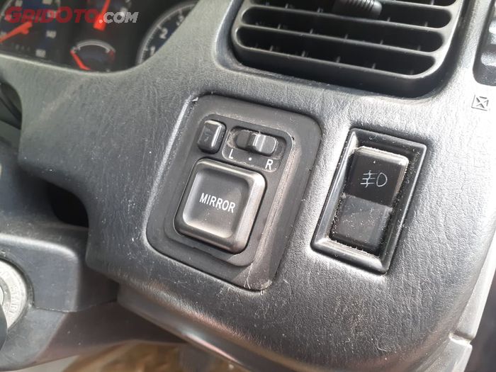 Saklar tombol spion Kijang Kapsul ini cangkok orisinal Honda Accord Cielo